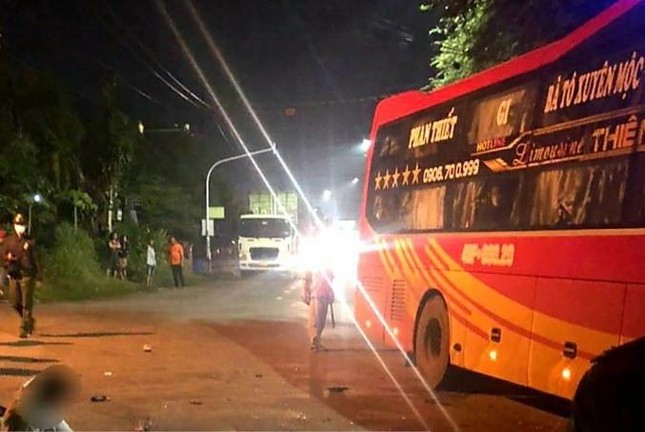 Va chạm với xe kh&aacute;ch, hai c&ocirc;ng nh&acirc;n tử vong tại chỗ - Ảnh 1.