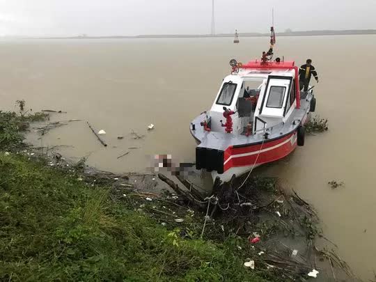 Thi thể người đàn ông mặc quần bò, áo sơ mi trắng trôi dạt trên sông - Ảnh 1.