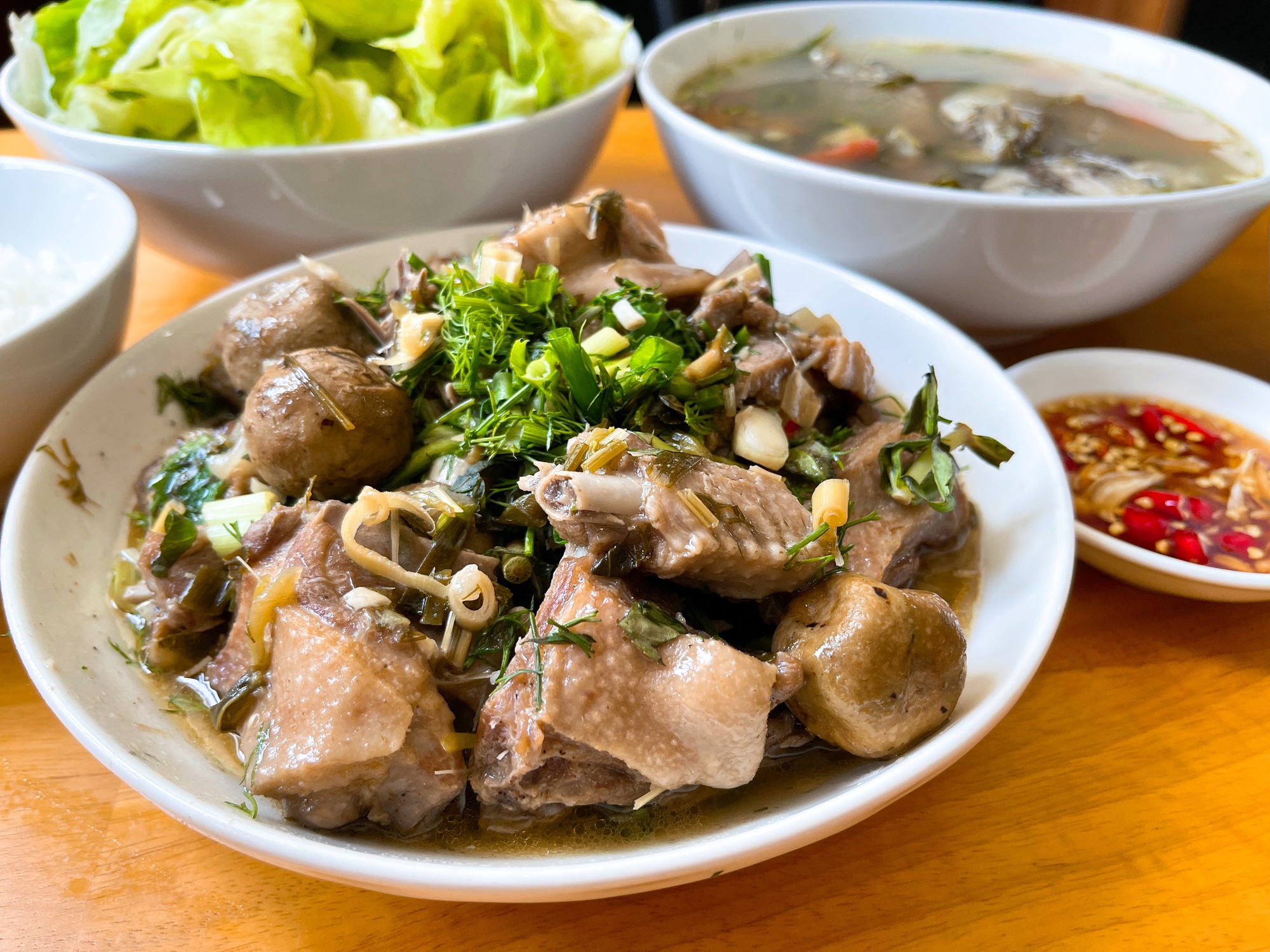 Người miền Trung om vịt, nấu canh chua cá kình với sấu Bắc cuối mùa - Ảnh 7.