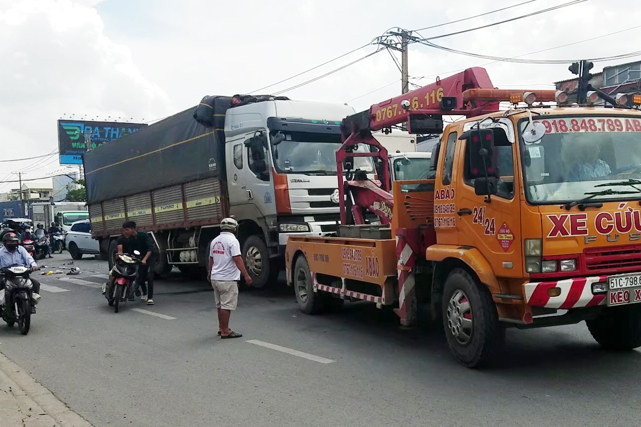 Người phụ nữ bị xe tải cán tử vong trên quốc lộ 1 - Ảnh 1.