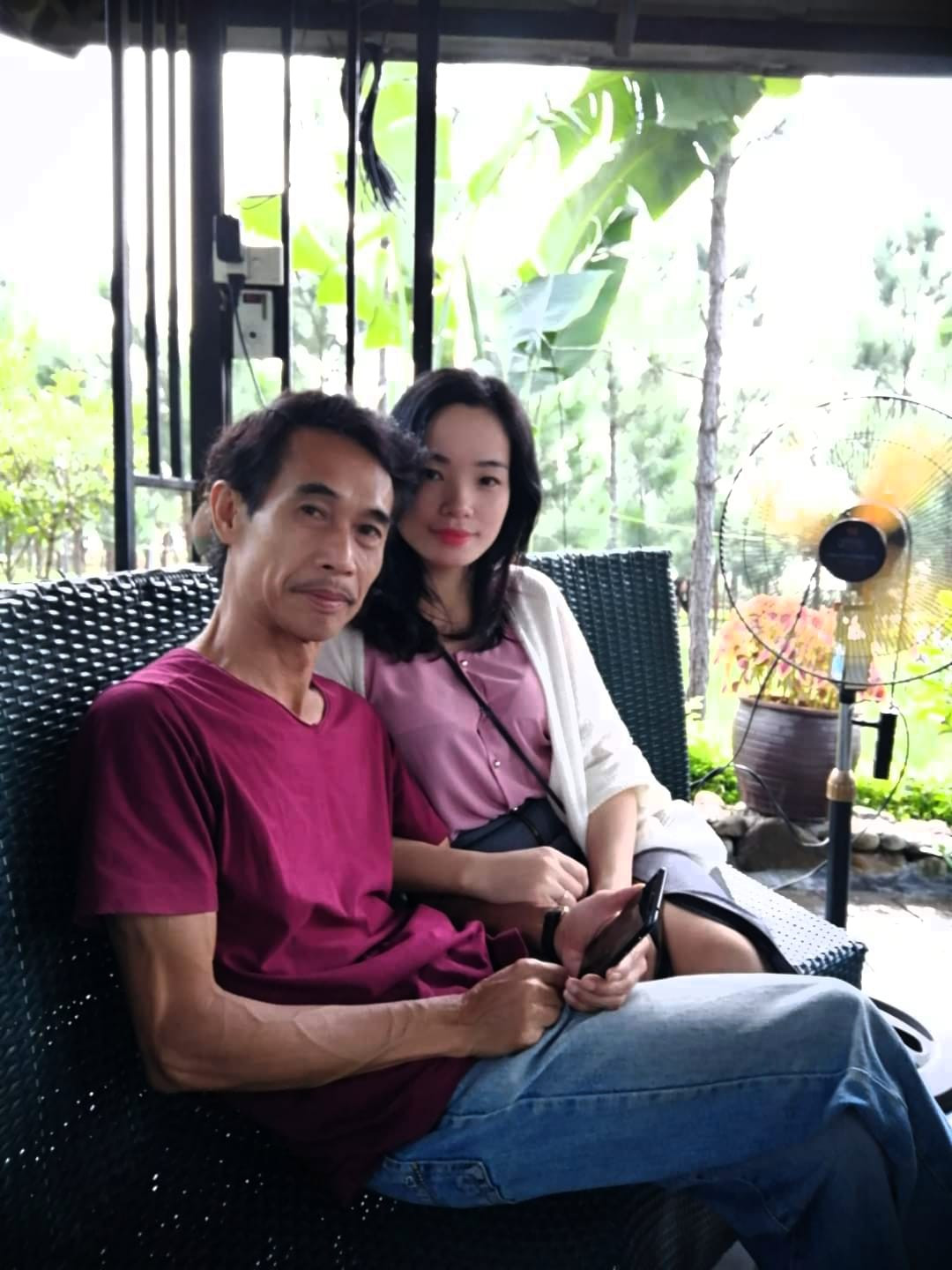 Cuộc sống nghỉ hưu của NSƯT Phú Đôn bên vợ trẻ kém 25 tuổi - Ảnh 1.