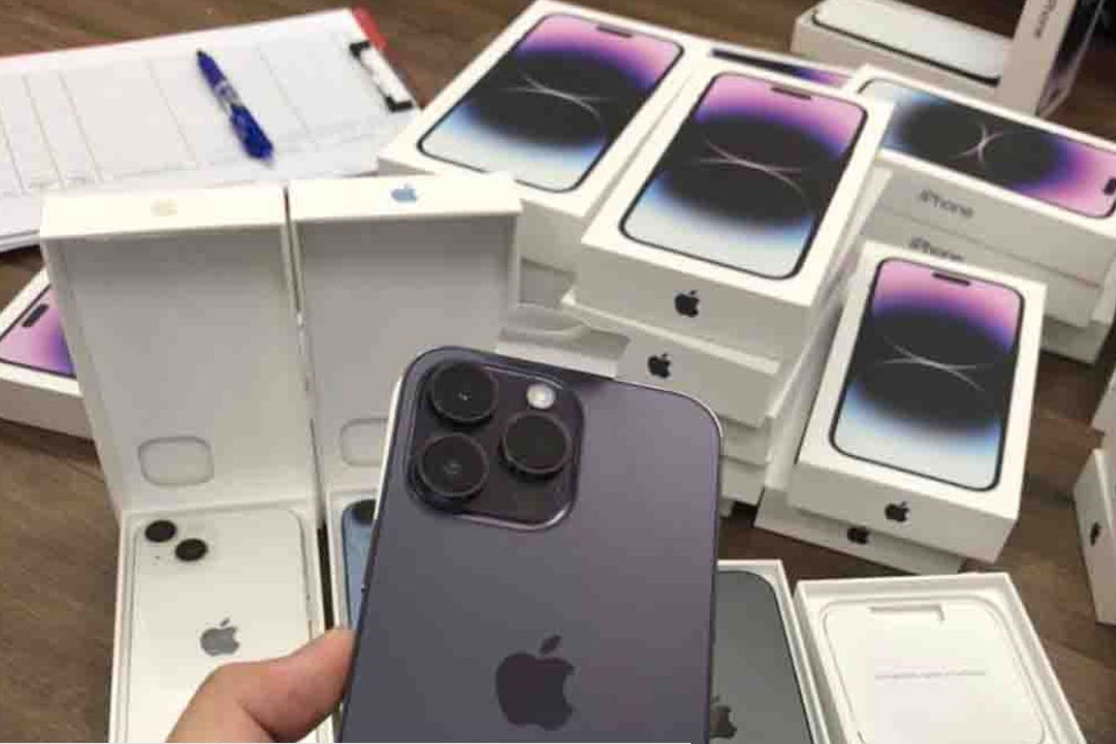 Phát hiện người mang vali chứa 42 iPhone 14 nghi nhập lậu - Ảnh 1.