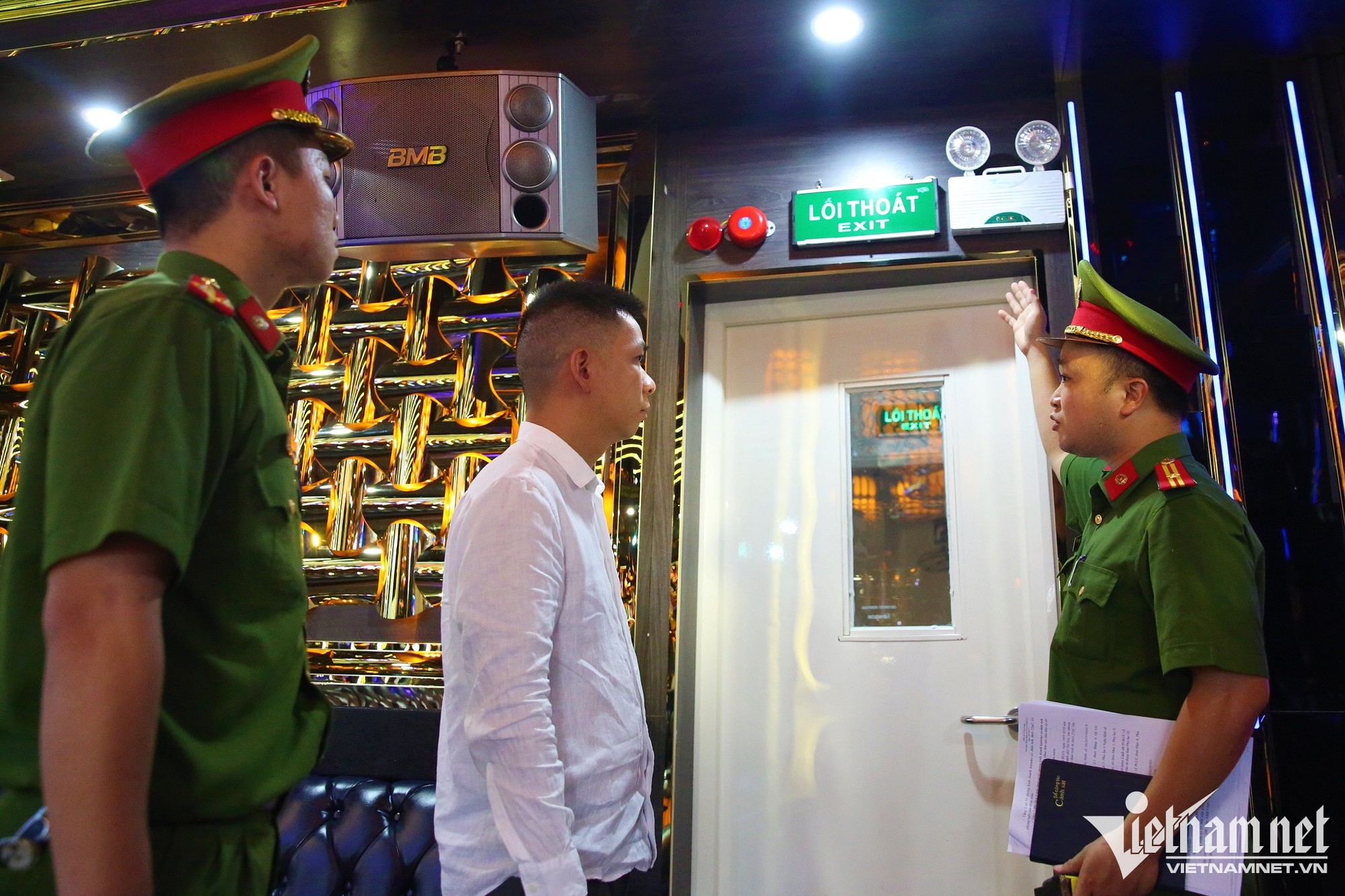 Karaoke vi phạm phòng cháy ở Hà Nội bị rào chắn để ngăn hoạt động chui - Ảnh 1.