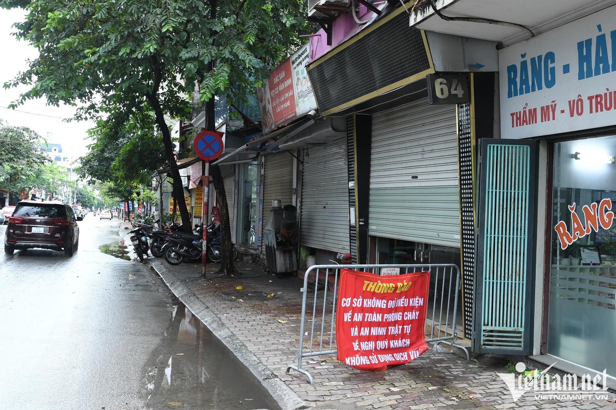 Karaoke vi phạm phòng cháy ở Hà Nội bị rào chắn để ngăn hoạt động chui - Ảnh 3.