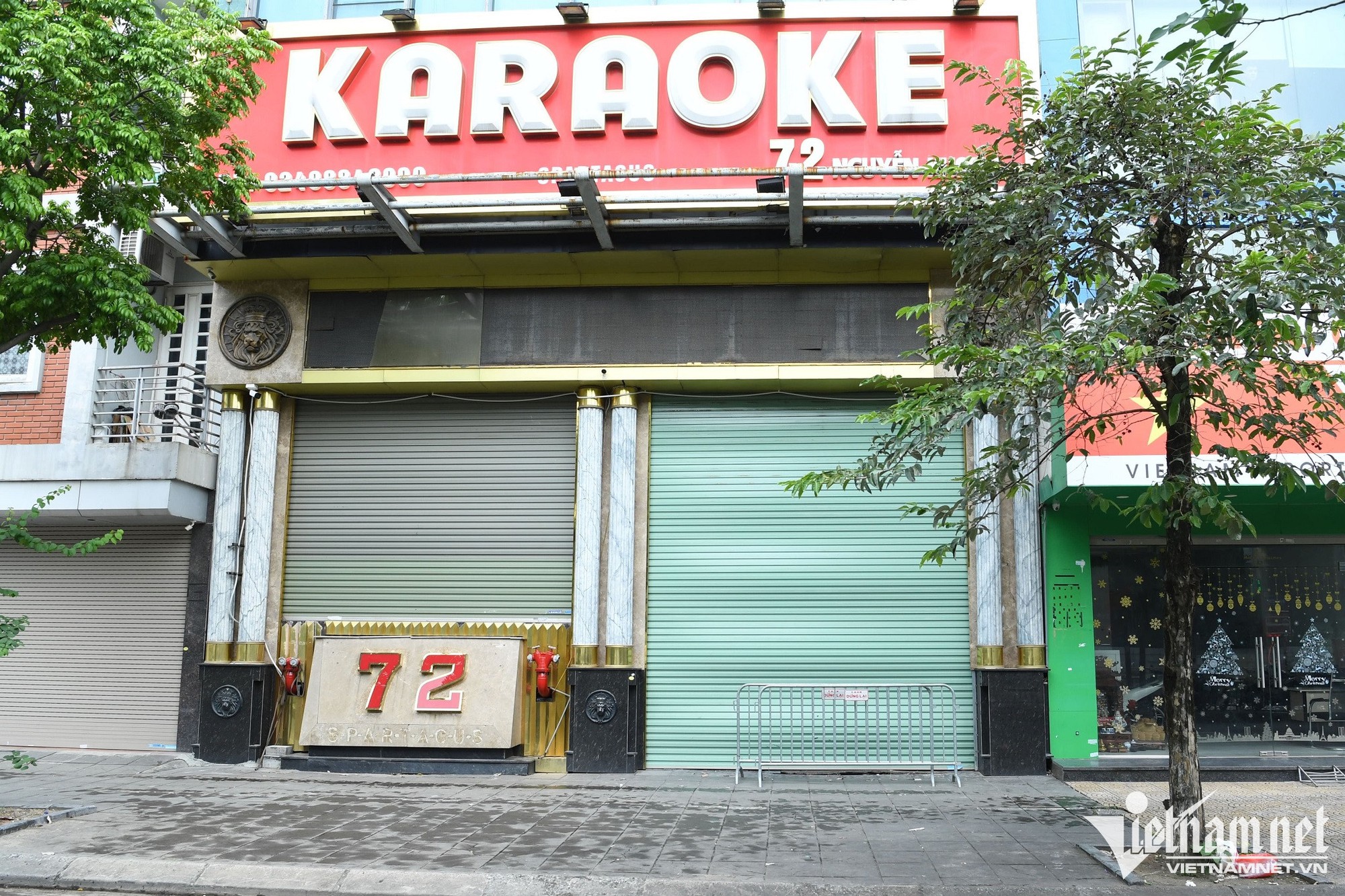 Karaoke vi phạm phòng cháy ở Hà Nội bị rào chắn để ngăn hoạt động chui - Ảnh 2.