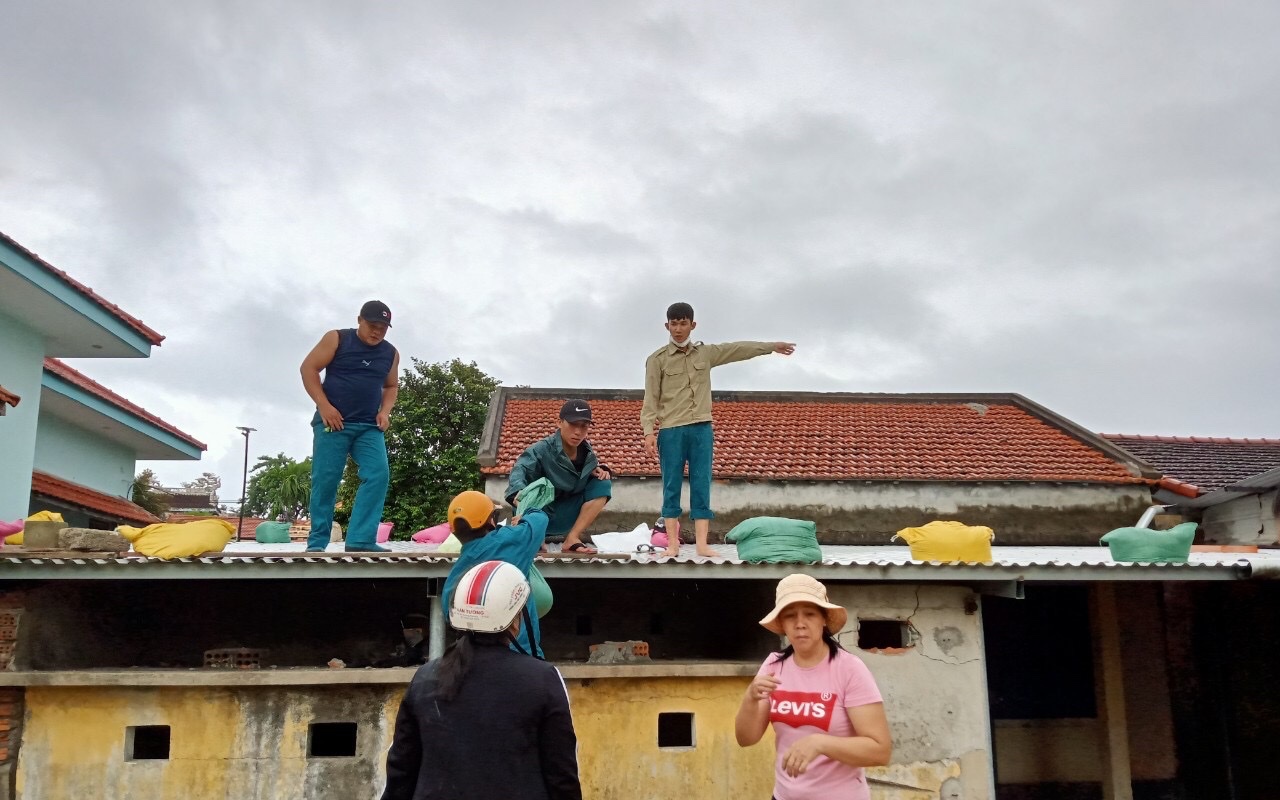 Người dân Thừa Thiên Huế, Quảng Trị hối hả chằng chống nhà cửa ứng phó với bão Noru