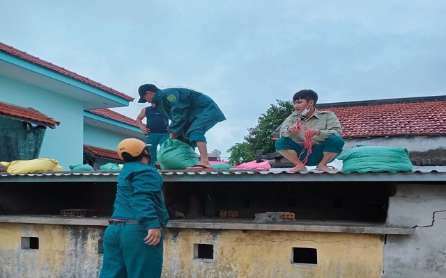 Người dân Thừa Thiên Huế, Quảng Trị hối hả chằng chống nhà cửa ứng phó với bão Noru - Ảnh 8.