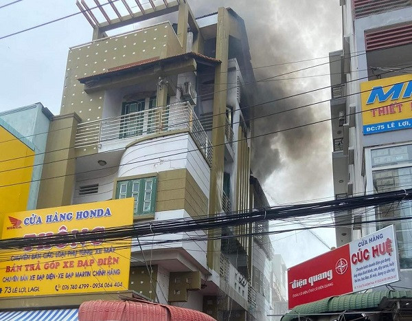 Cháy lớn cửa hàng phụ tùng xe máy ở Bình Thuận, khói bao trùm sau tiếng nổ - Ảnh 2.