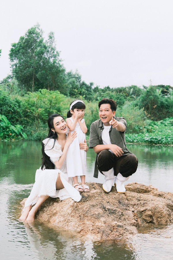 4 năm ngày cưới, Trường Giang và Nhã Phương chính thức khoe con gái nhỏ xinh xắn - Ảnh 2.