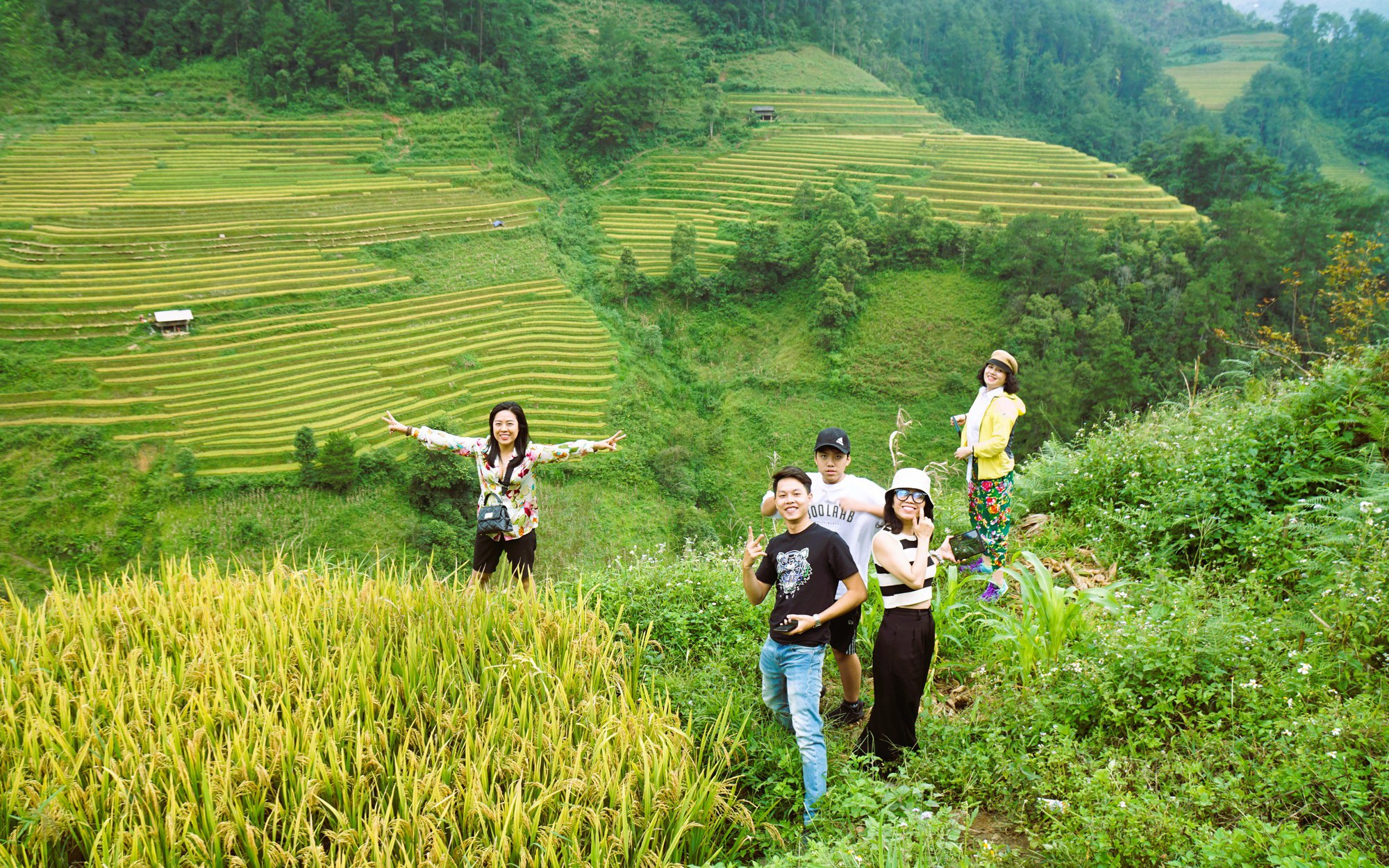 Du kh&aacute;ch m&ecirc; mẩn check-in m&ugrave;a v&agrave;ng tr&ecirc;n M&ugrave; Căng Chải
