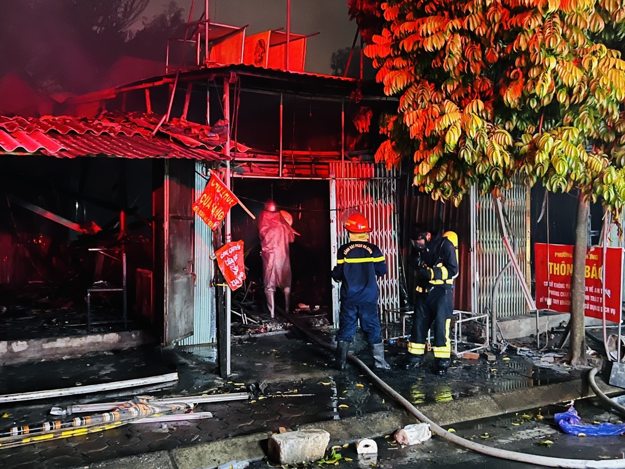 Hỏa hoạn thiêu rụi dãy nhà tạm ở Hà Nội - Ảnh 2.