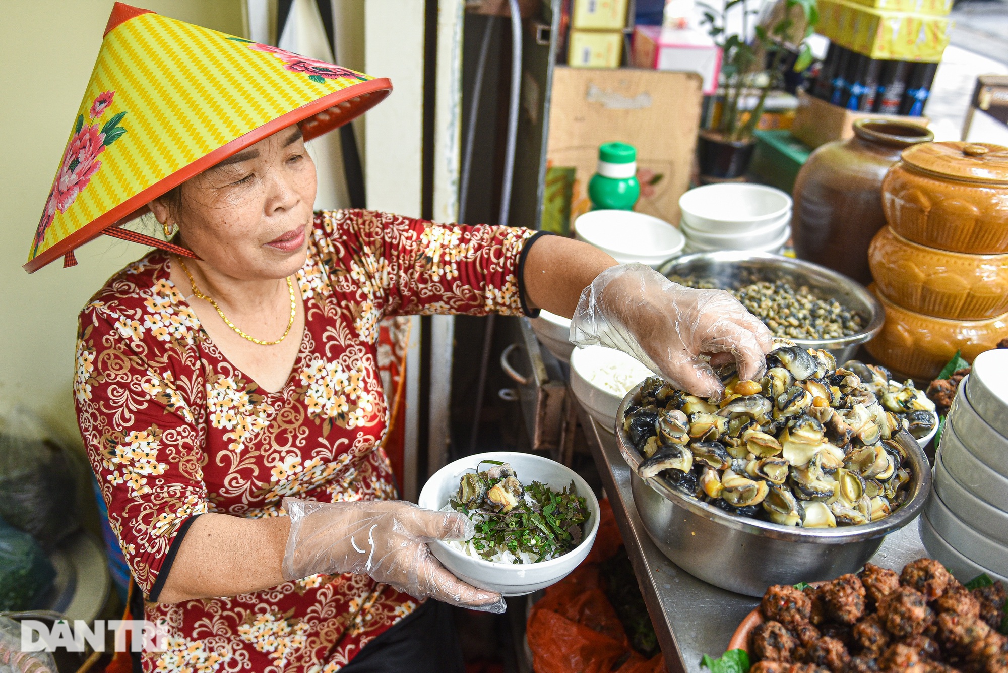 Quán bún ốc &quot;vị xưa&quot; hơn 30 năm tuổi, bán 500 bát/ngày ở Hà Nội - Ảnh 2.