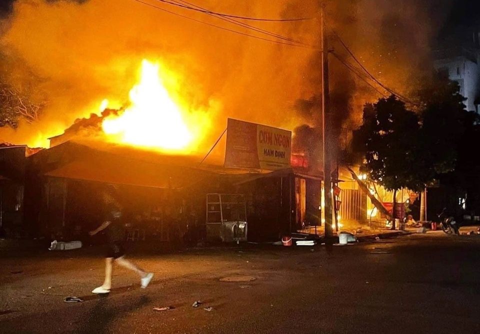 Hỏa hoạn thiêu rụi dãy nhà tạm ở Hà Nội - Ảnh 1.