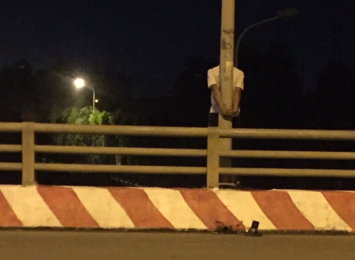 Cảnh sát chộp chân, cứu nam thanh niên định nhảy cầu tự tử ở Hà Nội - Ảnh 1.