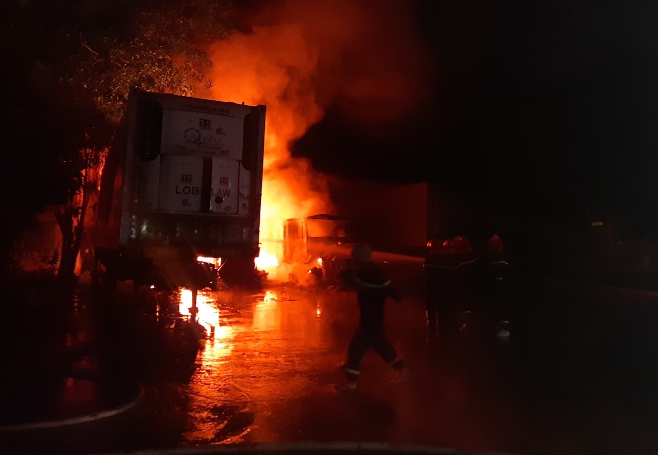 Cháy 3 xe container, nhiều tiếng nổ vang trời - Ảnh 2. Cháy 3 xe container, nhiều tiếng nổ vang trời - Ảnh 2.