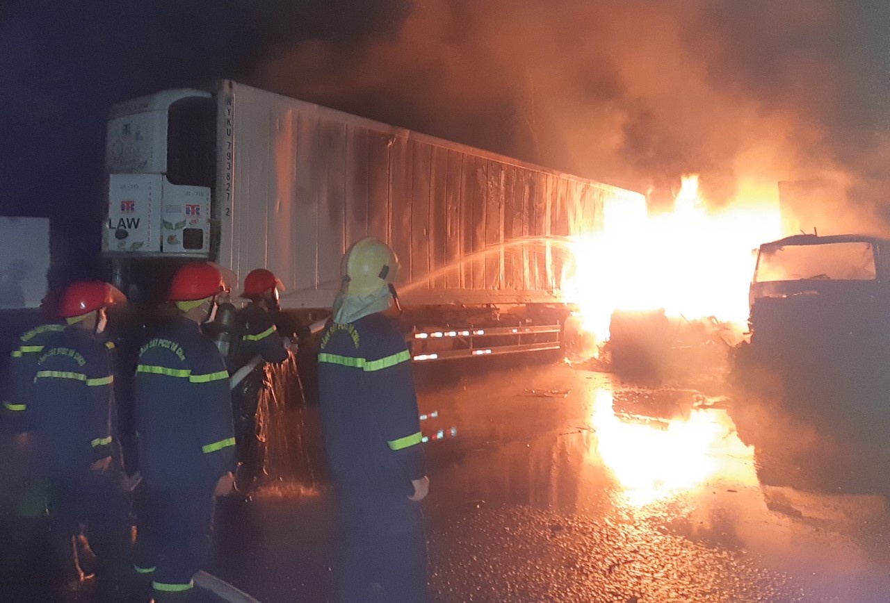 Cháy 3 xe container, nhiều tiếng nổ vang trời - Ảnh 3. Cháy 3 xe container, nhiều tiếng nổ vang trời - Ảnh 3.