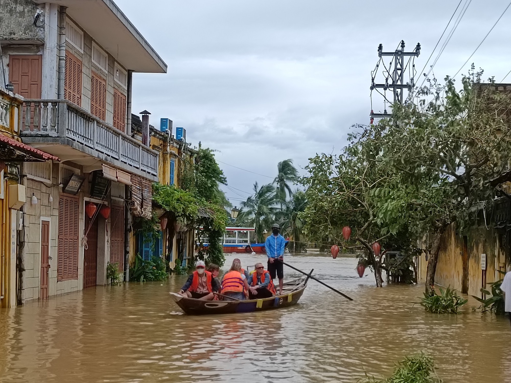 Bão vừa qua, người dân Quảng Nam lại gấp rút di dời đồ đạc vì cảnh báo lũ quét cấp độ 2 - Ảnh 5.