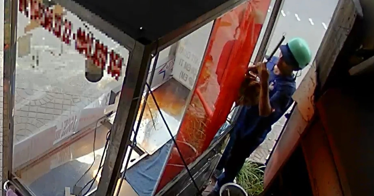 Camera ghi cảnh nam thanh niên trộm vịt quay trong tủ kính
