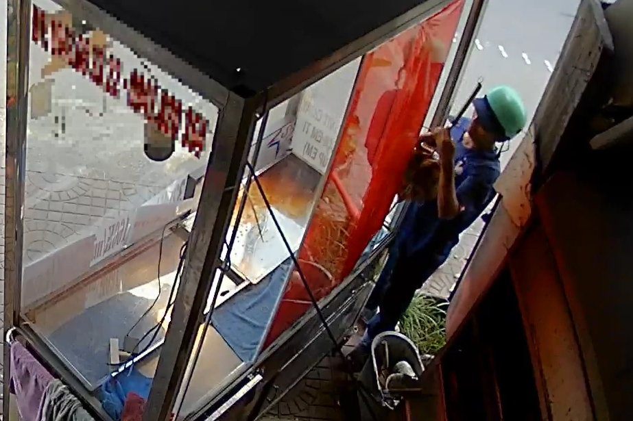 Camera ghi cảnh nam thanh niên trộm vịt quay trong tủ kính - Ảnh 1.