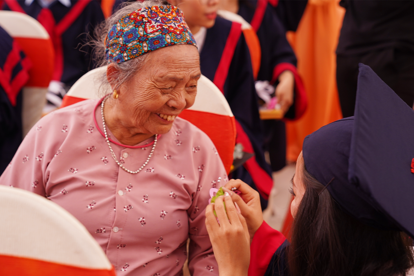 Cụ bà 83 tuổi vượt gần 2.000 cây số thực hiện di nguyện của chồng - Ảnh 1.