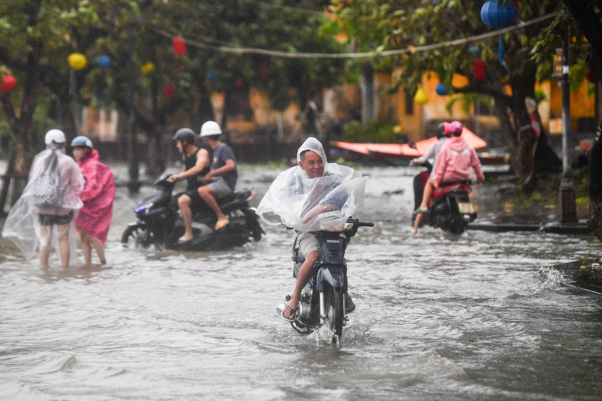 Nước sông dâng nhanh sau bão Noru, TP Hội An chìm trong biển nước - Ảnh 4.