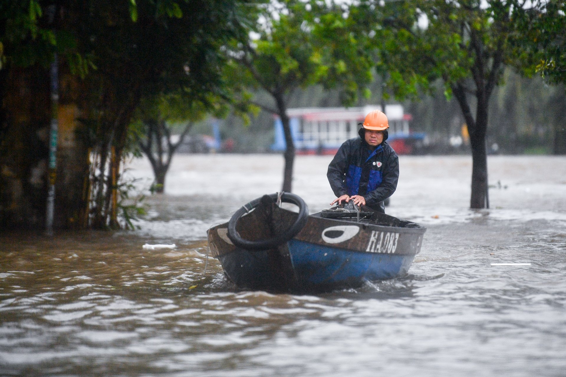 Nước sông dâng nhanh sau bão Noru, TP Hội An chìm trong biển nước - Ảnh 5.