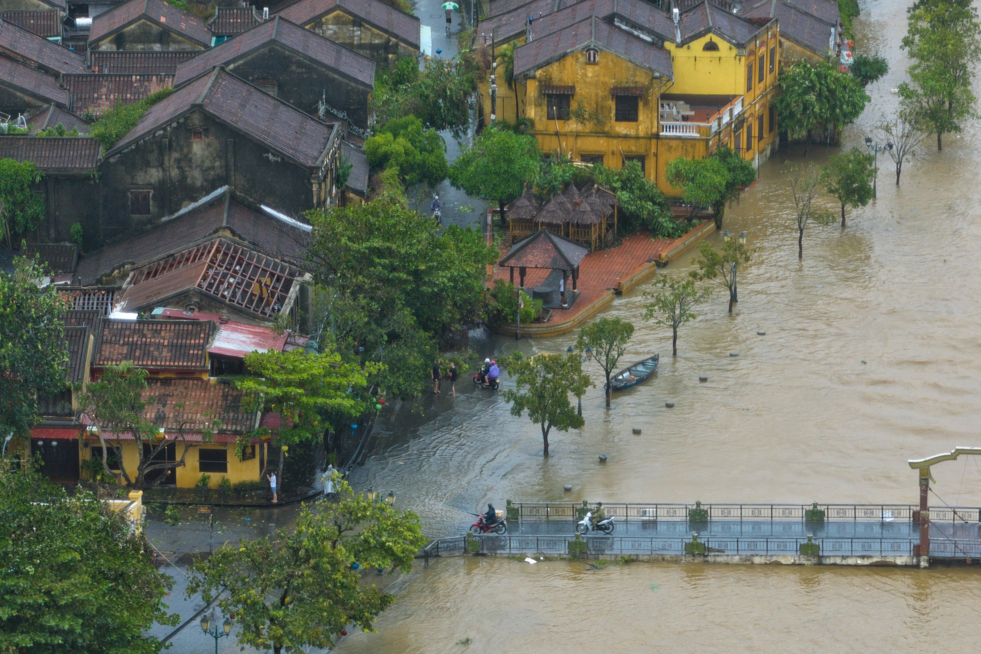 Nước sông dâng nhanh sau bão Noru, TP Hội An chìm trong biển nước - Ảnh 2.