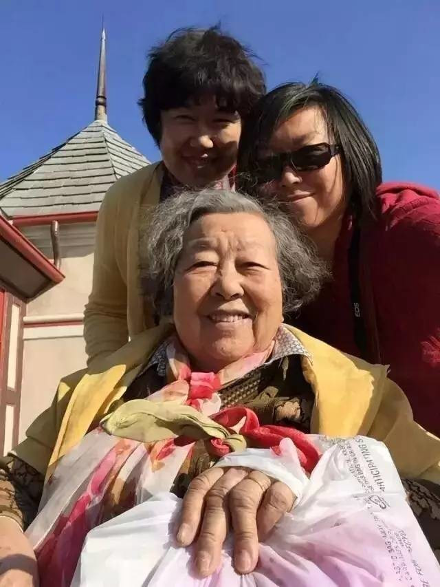 Hai chị em đưa mẹ 80 tuổi đi du lịch 17 nước: Có mẹ là hạnh phúc nhất - Ảnh 4.