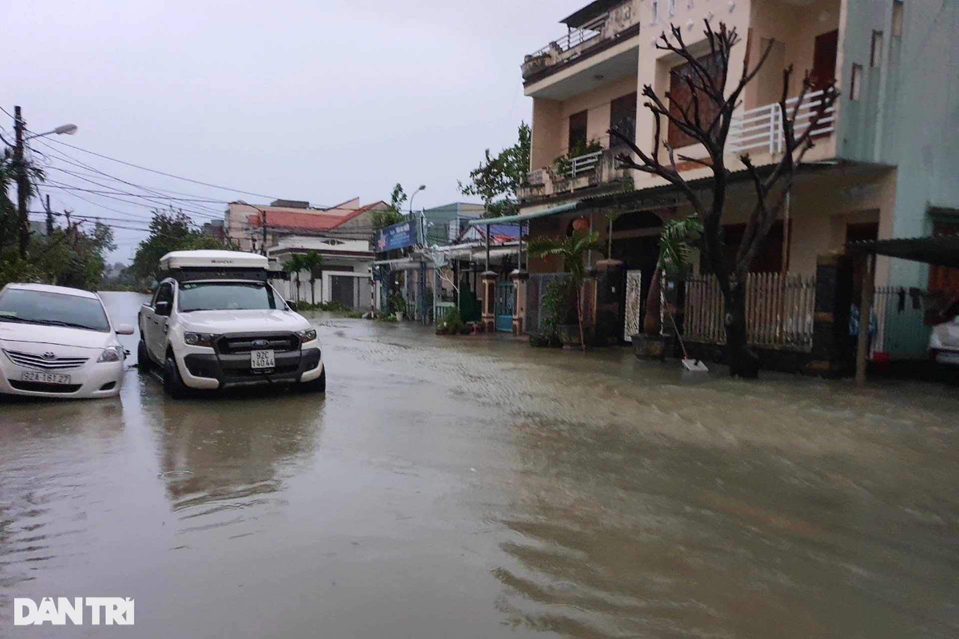 Hình ảnh Hội An, Đà Nẵng tan hoang khi bão Noru đổ bộ - Ảnh 9.