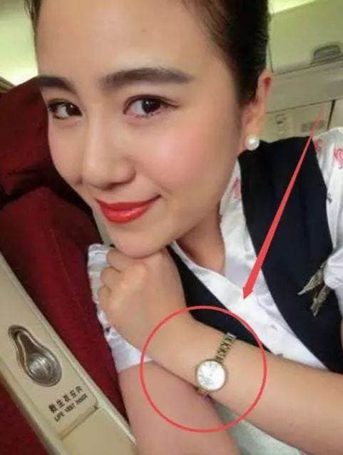 Tại sao tiếp viên hàng không thường đeo một chiếc đồng hồ đắt tiền? Tiếp viên hàng không từ chức đã bí mật chia sẻ lại - Ảnh 3.