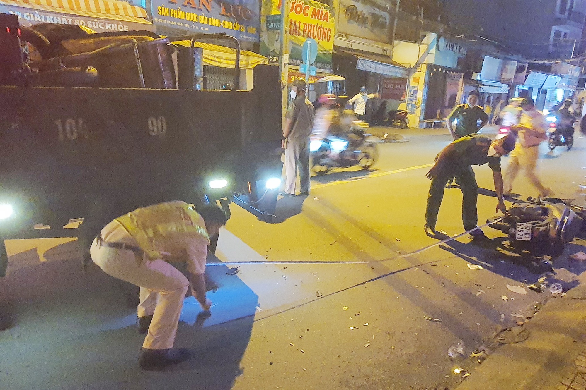 Hai cô gái văng xa nhiều mét sau va chạm với xe ben ở TP.HCM - Ảnh 1. Hai cô gái văng xa nhiều mét sau va chạm với xe ben ở TP.HCM - Ảnh 1.