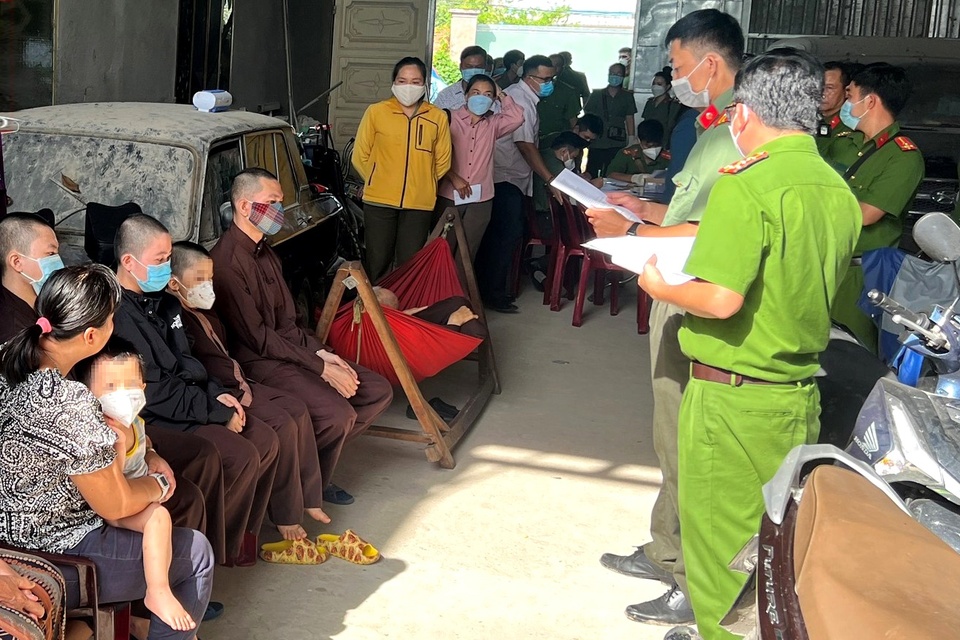 Nhiều người ở Tịnh thất Bồng Lai chống đối khi công an lấy mẫu ADN - Ảnh 1.