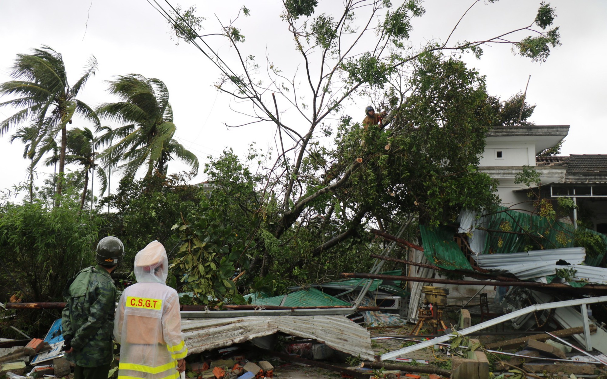 Bão Noru: 419 ngôi nhà ở Thừa Thiên Huế bị tốc mái; hàng trăm hộ dân ở Quảng Trị vẫn bị cô lập