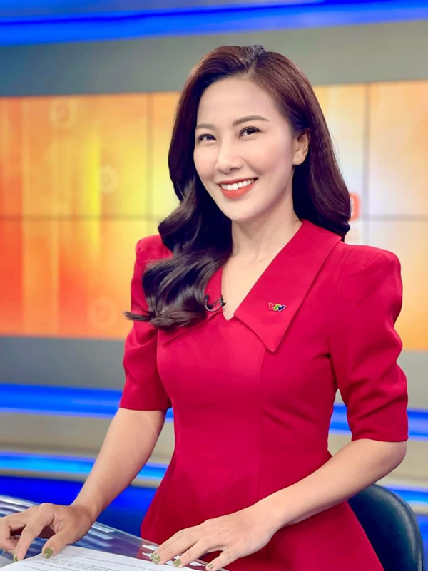 Style thời trang biến hóa của BTV Quỳnh Hoa - người dẫn chương trình vừa bị &quot;vạ miệng&quot; trên sóng VTV - Ảnh 2.
