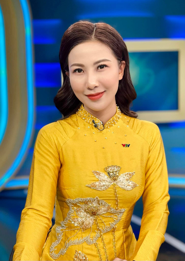 Style thời trang biến hóa của BTV Quỳnh Hoa - người dẫn chương trình vừa bị &quot;vạ miệng&quot; trên sóng VTV - Ảnh 5.
