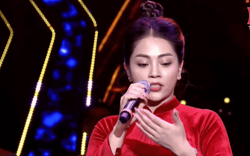 "Thảm họa" ca sĩ vừa hát vừa nhìn bàn tay trên sóng truyền hình, nhiều nghệ sĩ Việt tỏ rõ quan điểm