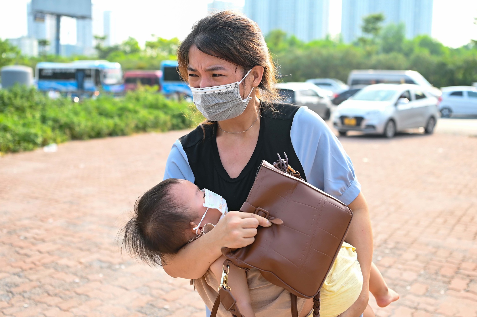Chưa hết kỳ nghỉ lễ 2/9, người dân ùn ùn trở lại Hà Nội - Ảnh 10. Chưa hết kỳ nghỉ lễ 2/9, người dân ùn ùn trở lại Hà Nội - Ảnh 10.