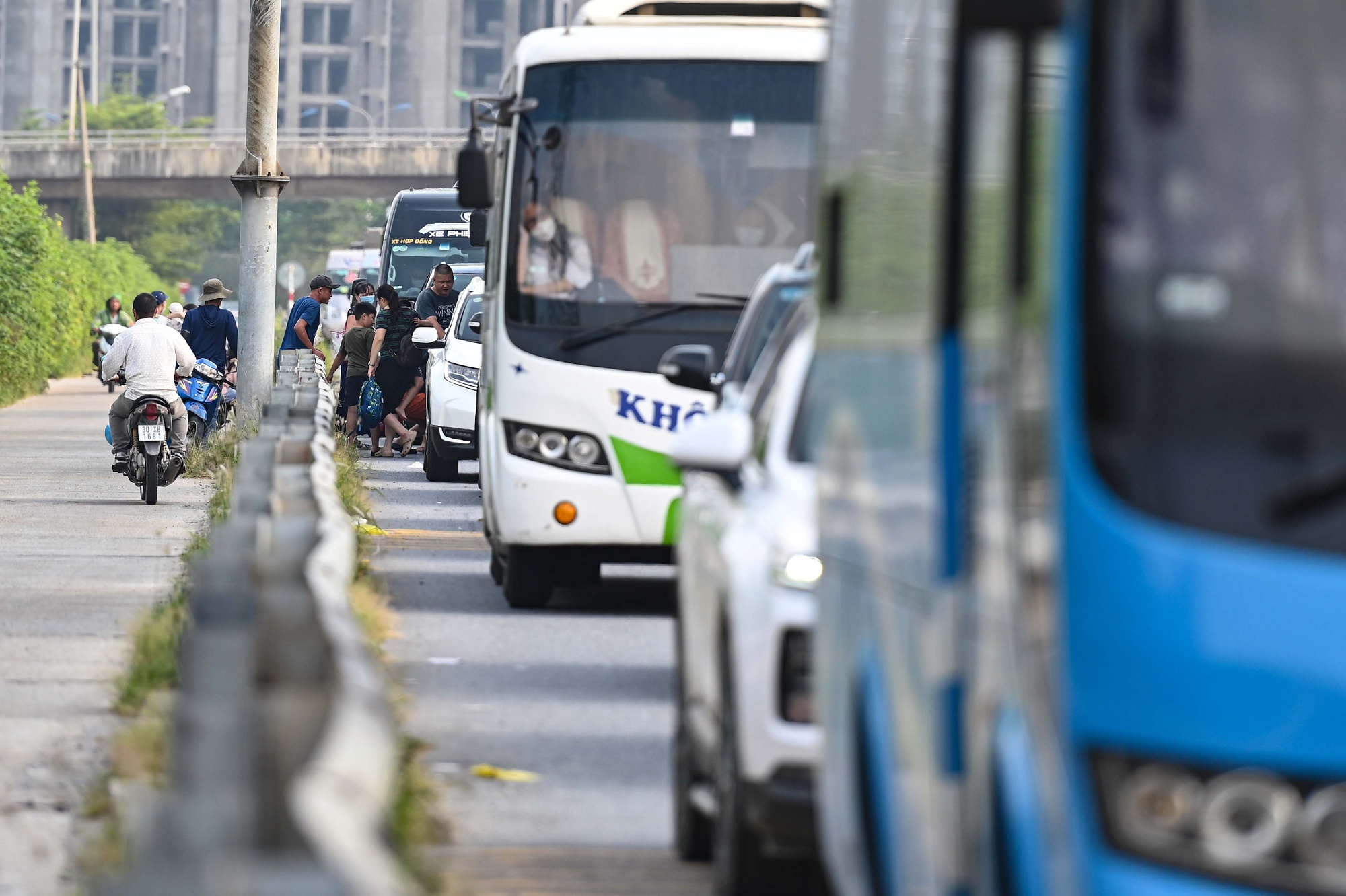 Chưa hết kỳ nghỉ lễ 2/9, người dân ùn ùn trở lại Hà Nội - Ảnh 5. Chưa hết kỳ nghỉ lễ 2/9, người dân ùn ùn trở lại Hà Nội - Ảnh 5.