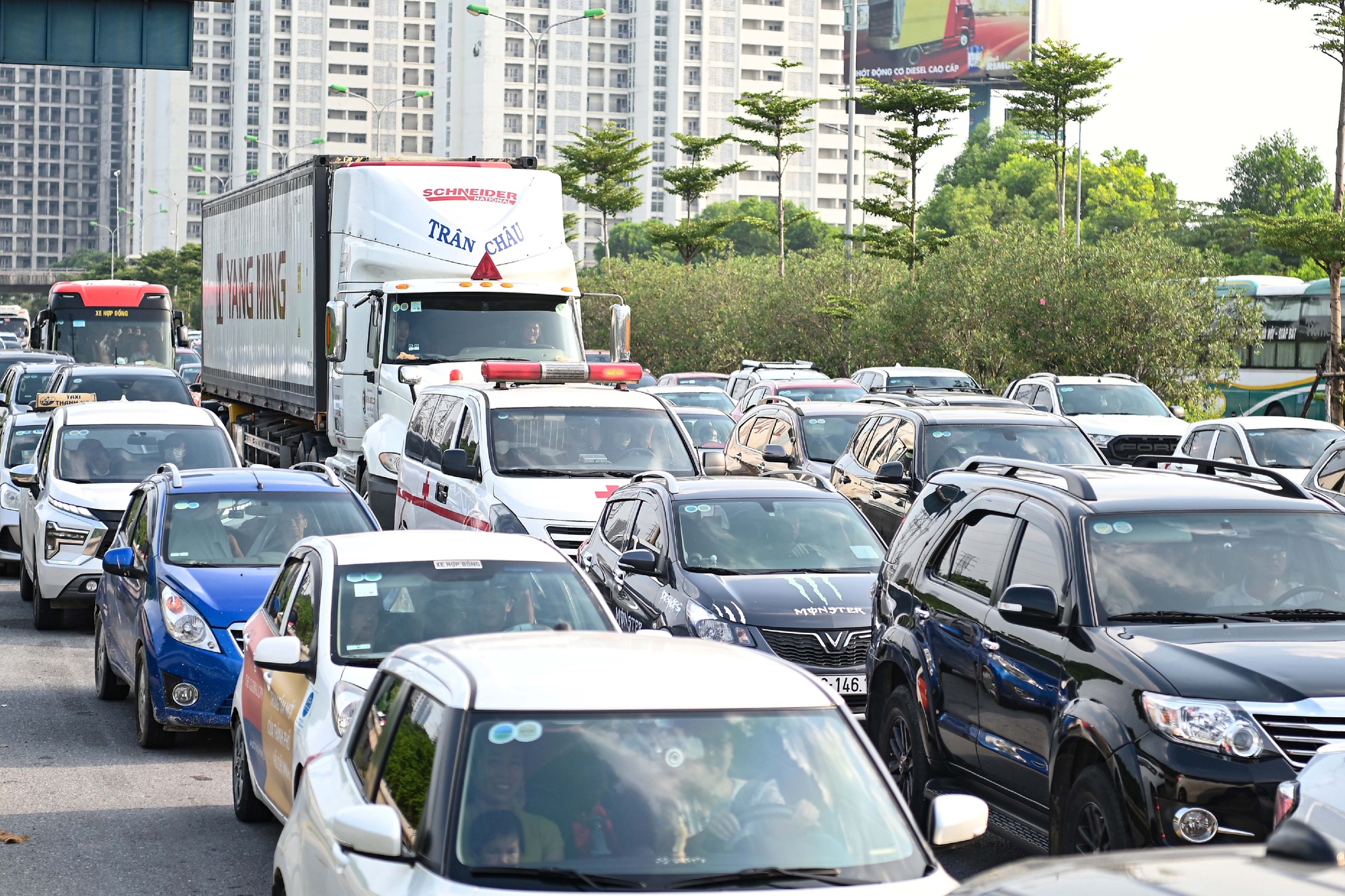 Chưa hết kỳ nghỉ lễ 2/9, người dân ùn ùn trở lại Hà Nội - Ảnh 9. Chưa hết kỳ nghỉ lễ 2/9, người dân ùn ùn trở lại Hà Nội - Ảnh 9.