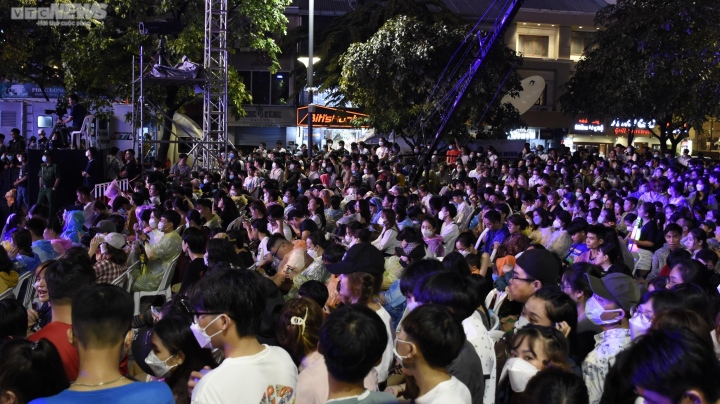 TP.HCM: Phố đi bộ Nguyễn Huệ đông nghịt người trong đêm mừng Quốc khánh - Ảnh 2.