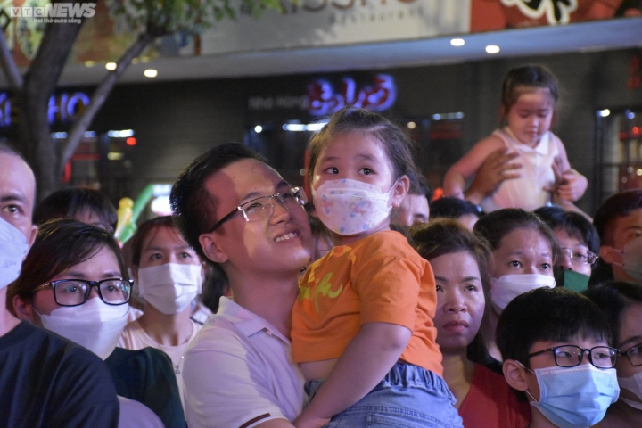 TP.HCM: Phố đi bộ Nguyễn Huệ đông nghịt người trong đêm mừng Quốc khánh - Ảnh 12.