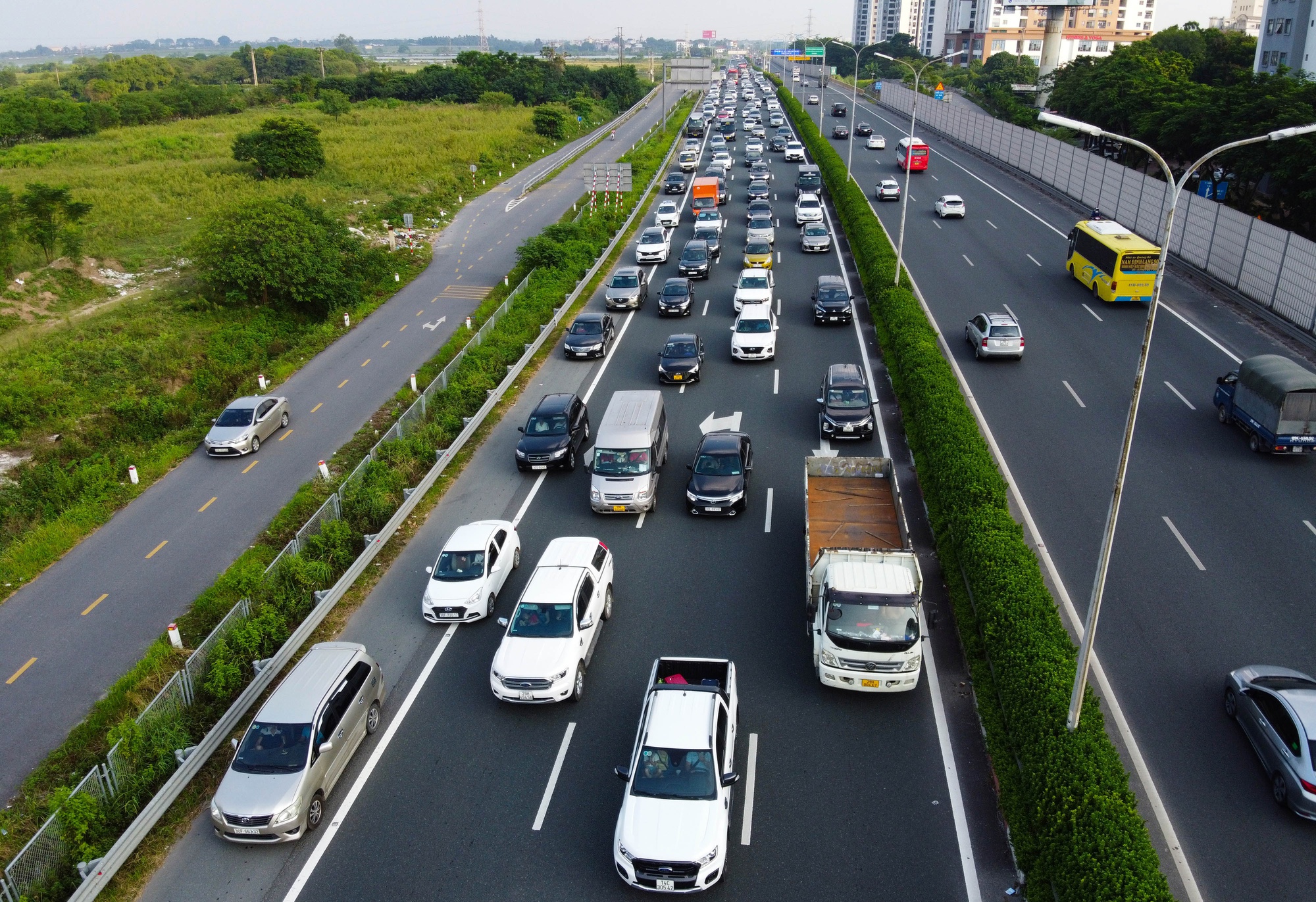 Chưa hết kỳ nghỉ lễ 2/9, người dân ùn ùn trở lại Hà Nội - Ảnh 4. Chưa hết kỳ nghỉ lễ 2/9, người dân ùn ùn trở lại Hà Nội - Ảnh 4.