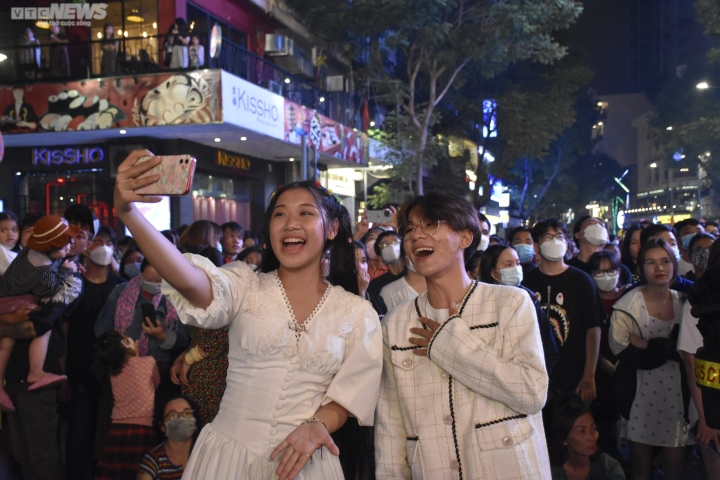 TP.HCM: Phố đi bộ Nguyễn Huệ đông nghịt người trong đêm mừng Quốc khánh - Ảnh 11.