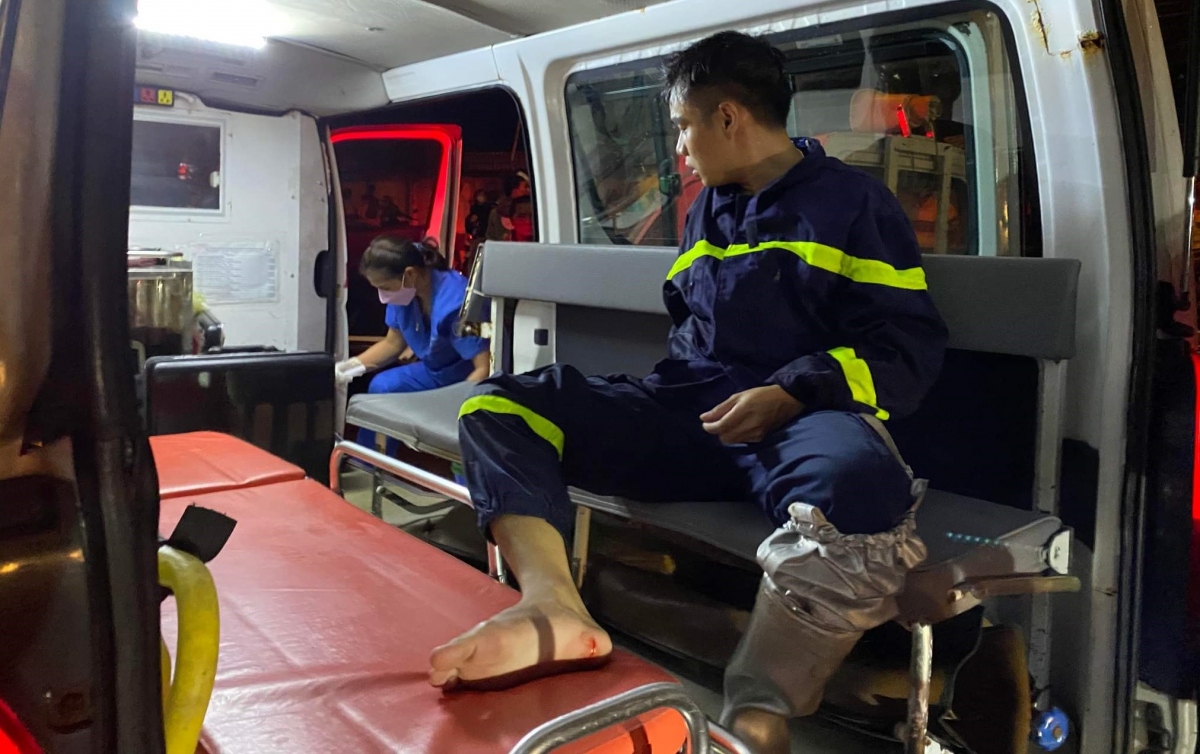 2 cảnh sát PCCC bị thương khi chữa cháy 3 ki ốt ở phố Nhân Hòa, Hà Nội - Ảnh 2.