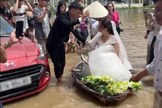 Chú rể ở Nghệ An dùng thuyền rước dâu vào hôn trường - Ảnh 1.