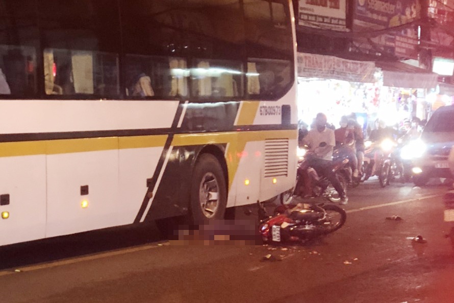 Ng&atilde; v&agrave;o điểm m&ugrave; của xe kh&aacute;ch, nam thanh ni&ecirc;n bị c&aacute;n tử vong - Ảnh 1.