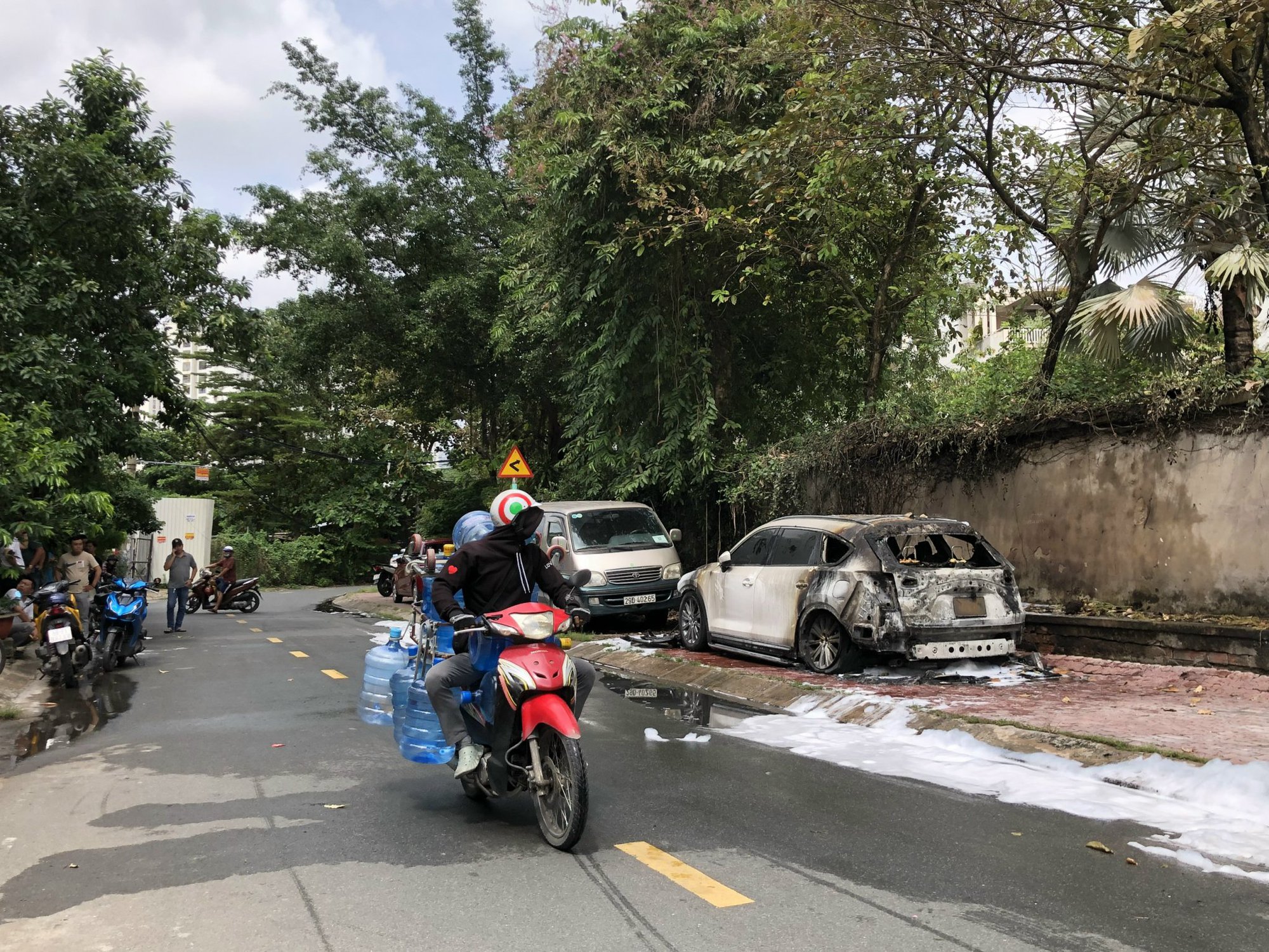 Xế hộp bất ngờ bùng lửa, cháy dữ dội trên vỉa hè ở TP Thủ Đức - Ảnh 3. Xế hộp bất ngờ bùng lửa, cháy dữ dội trên vỉa hè ở TP Thủ Đức - Ảnh 3.