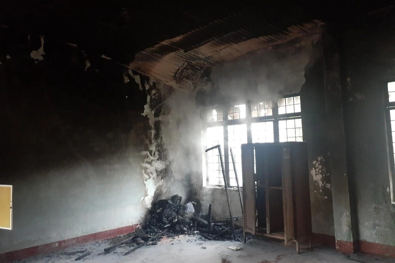 Trường học bị sét đánh bốc cháy trước ngày khai giảng - Ảnh 1.