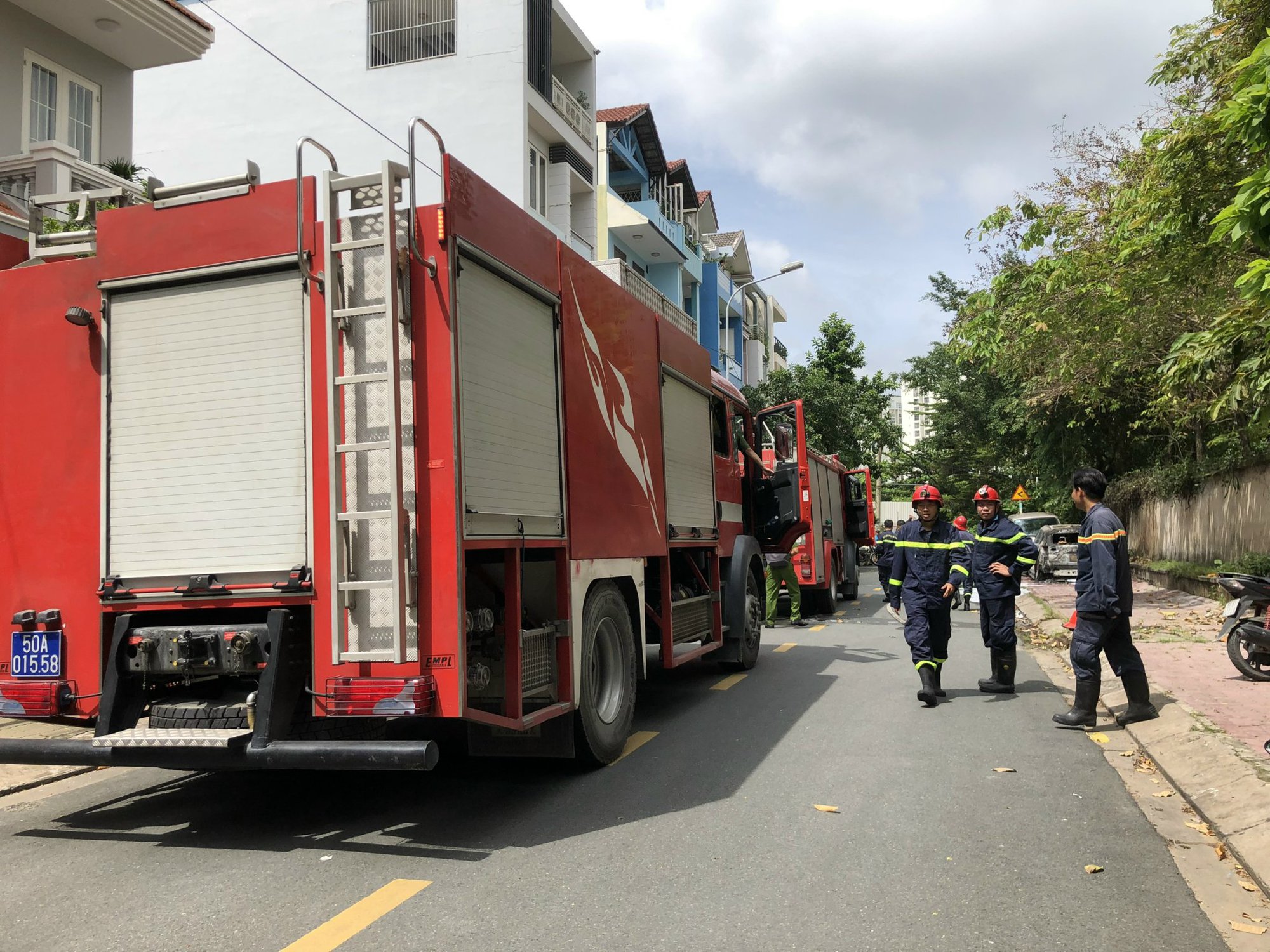 Xế hộp bất ngờ bùng lửa, cháy dữ dội trên vỉa hè ở TP Thủ Đức - Ảnh 2. Xế hộp bất ngờ bùng lửa, cháy dữ dội trên vỉa hè ở TP Thủ Đức - Ảnh 2.