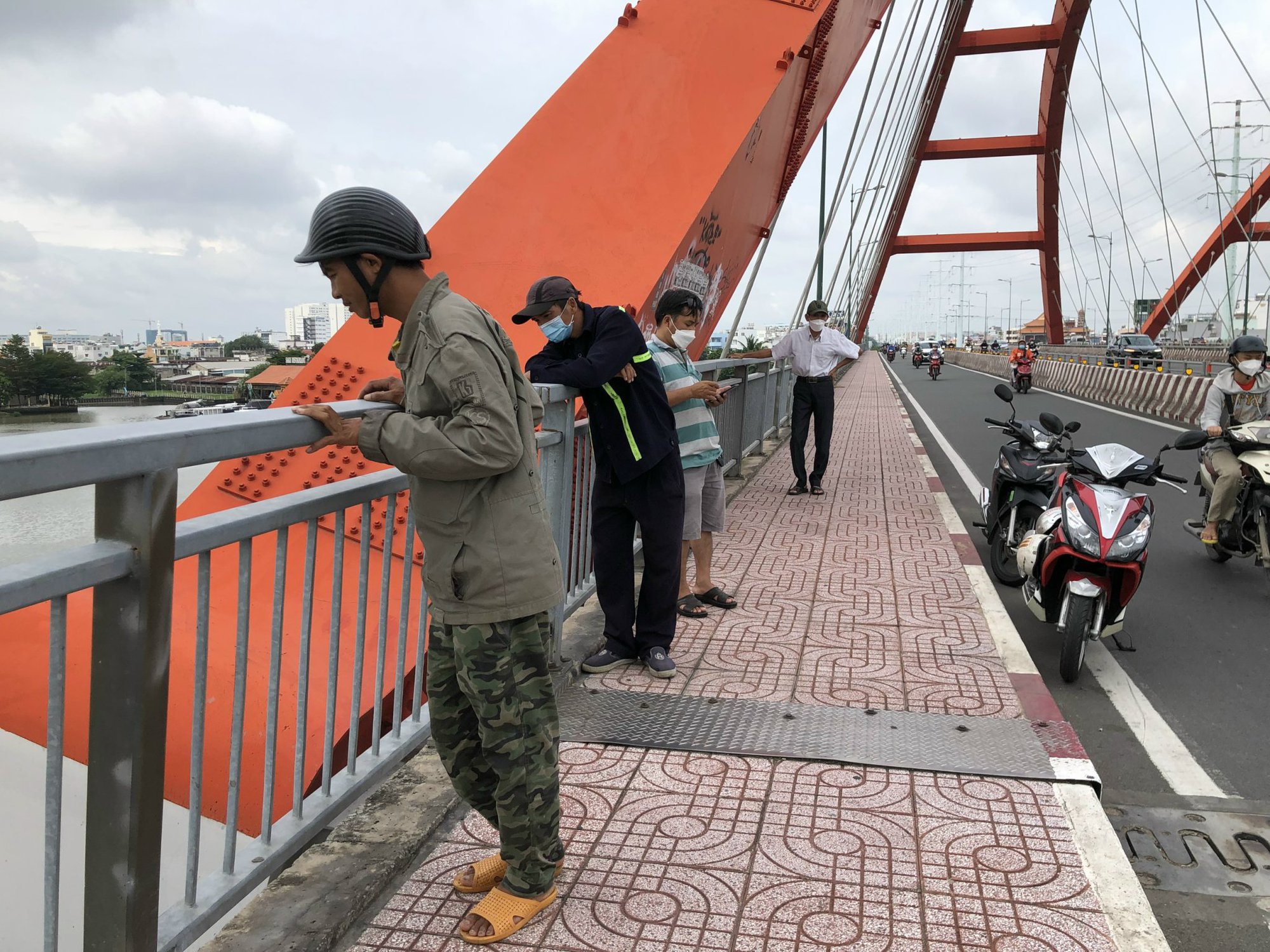 Nhiều người lên cầu Bình Lợi theo dõi, ngóng tin vụ nhảy cầu - Ảnh 1. Nhiều người lên cầu Bình Lợi theo dõi, ngóng tin vụ nhảy cầu - Ảnh 1.